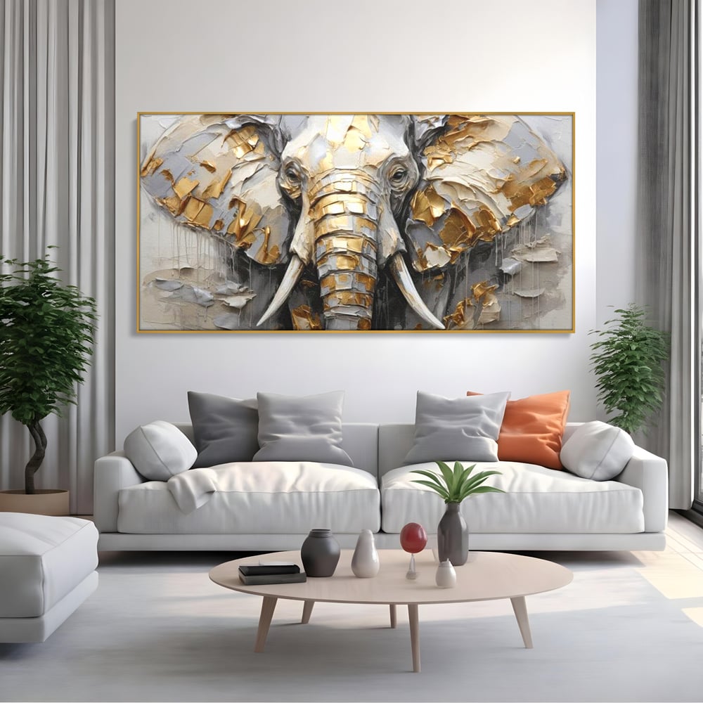Tablou canvas cu tablou canvas cu cap de elefant in relief si insertii aurii, in rama de aluminiu auriu, pe perete intr-un living
